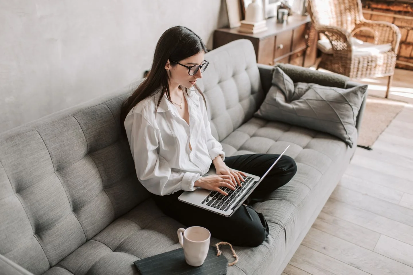 Mujer adulta utiliza una computadora portátil en casa